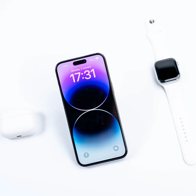 Smartphone σε λευκό φόντο